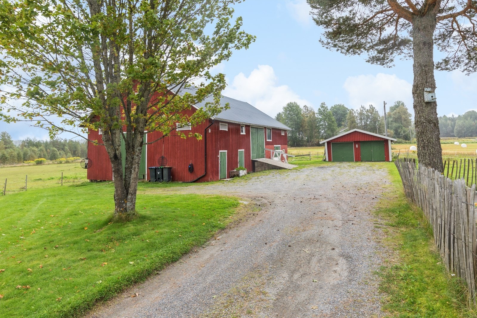Fjøs/låvebygning med låvebru til 2. etasje. Dobbelgarasje. Galleribilde