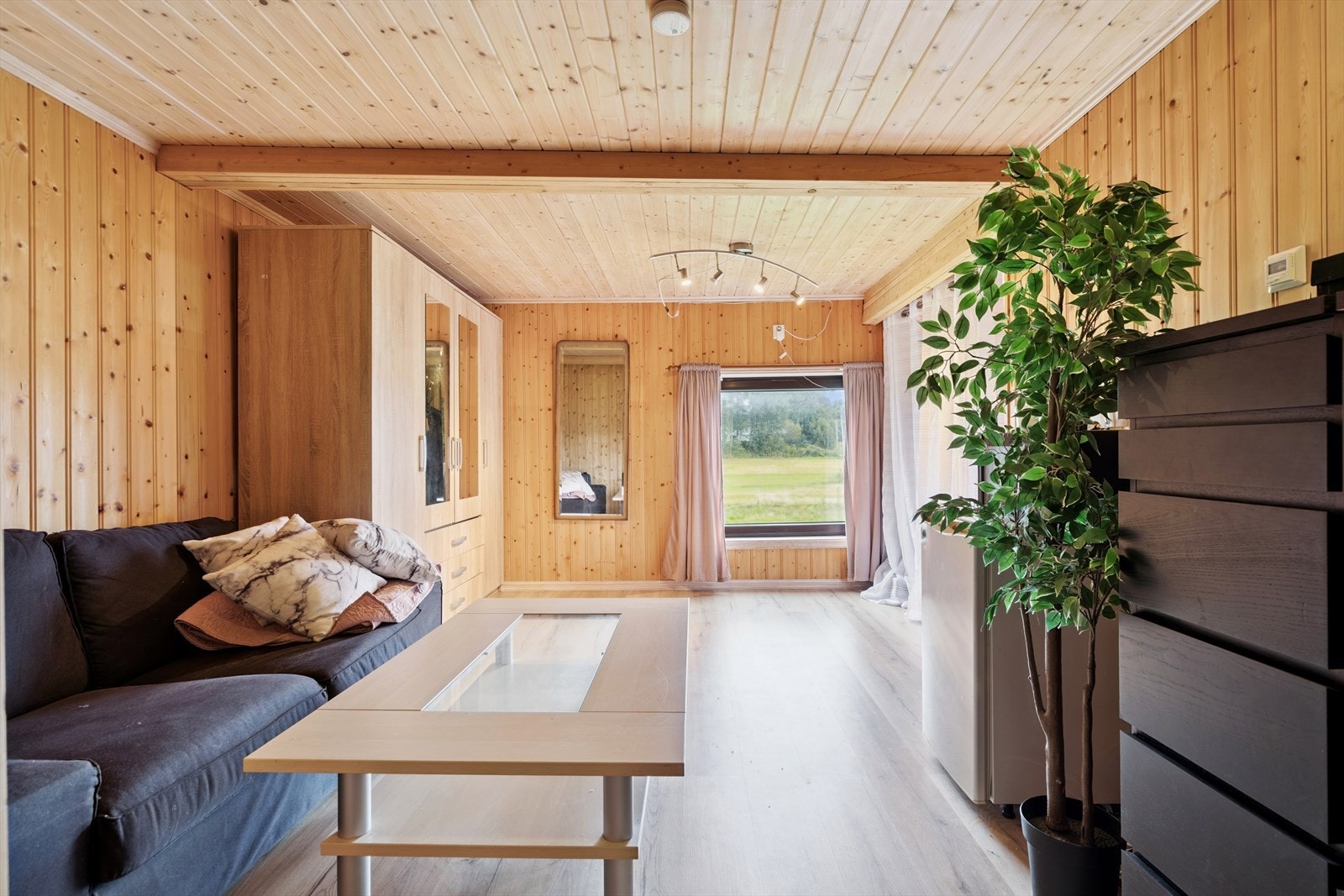 Innredet/isolert rom i 2. etasje. Denne er ikke byggesøkt/godkjent/byggemeldt, og lovligheten av denne er uviss! Galleribilde