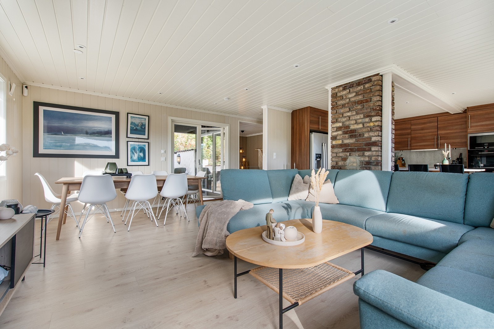 Fin og romslig stue med god plass til sofa og tilhørende møbler Galleribilde