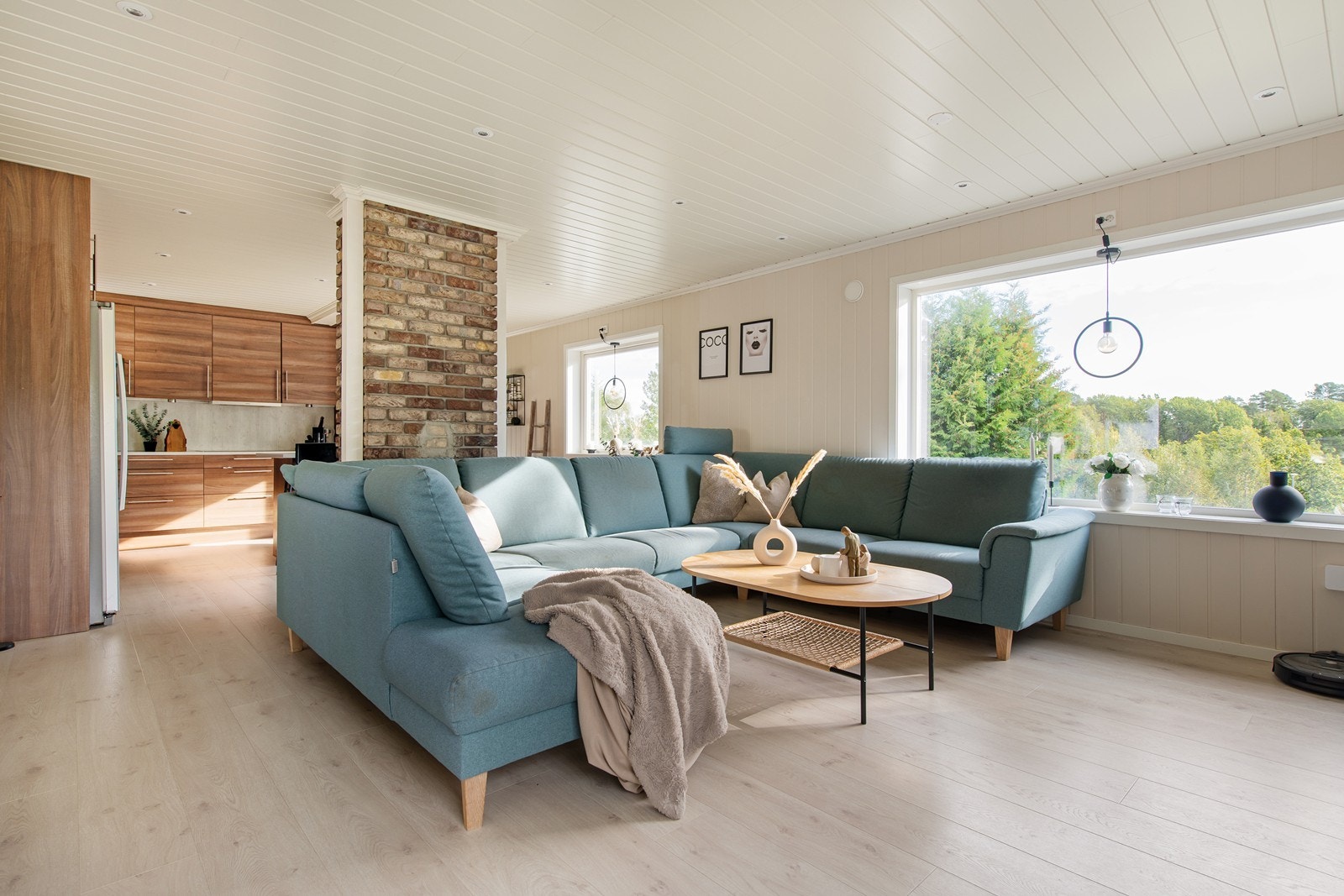 Store vinduer som gir rikelig med lys Galleribilde