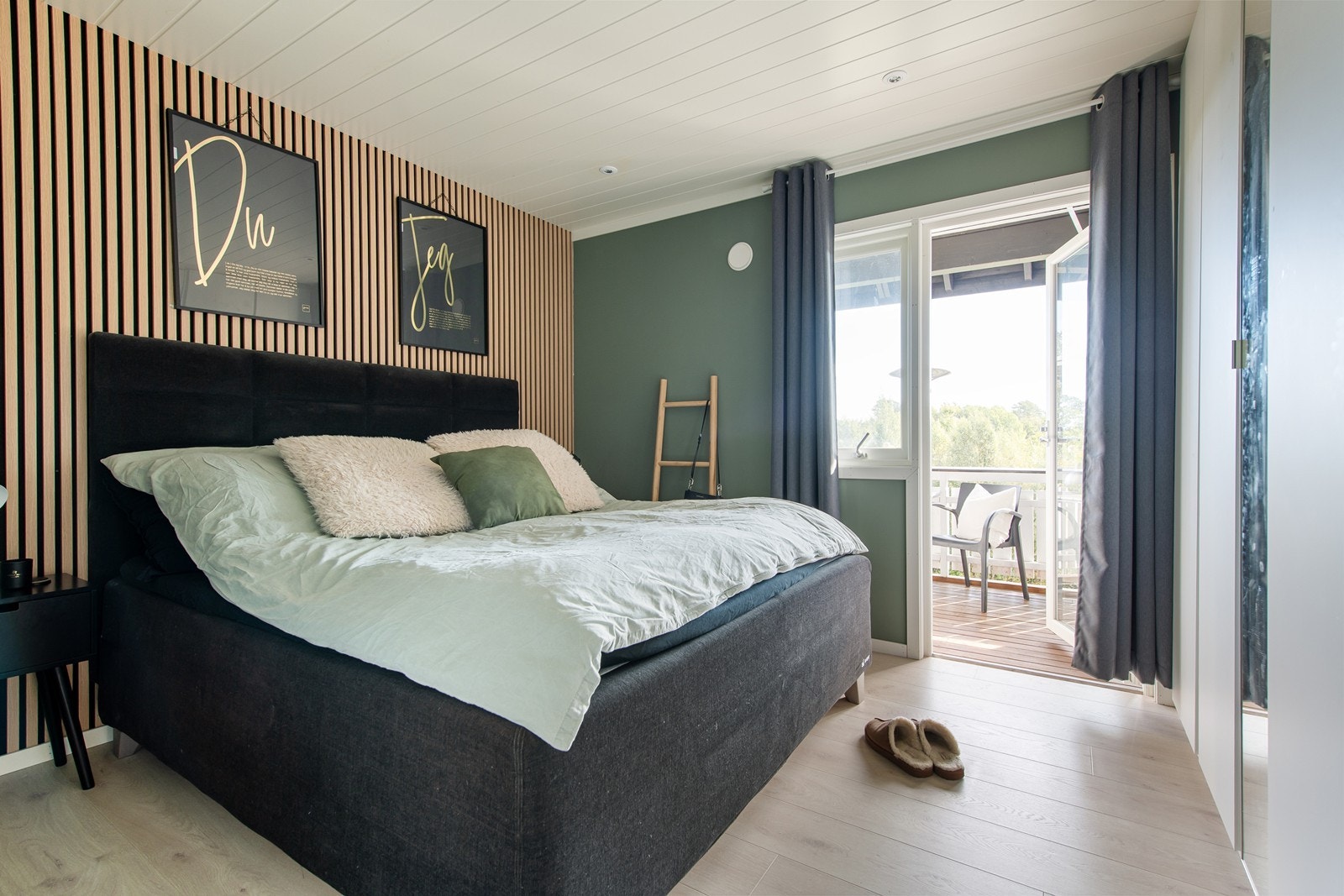 Hovedsoverommet er av god størrelse og med utgang til terrasse på 6 kvm Galleribilde