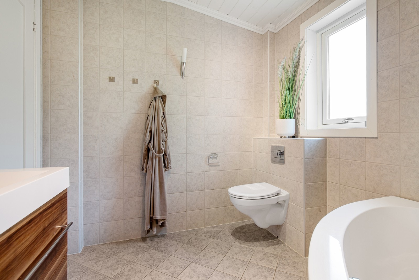 Badet i hovedetasjen har innredning med 2 nedfelte servanter, veggmontert toalett og badekar. Galleribilde