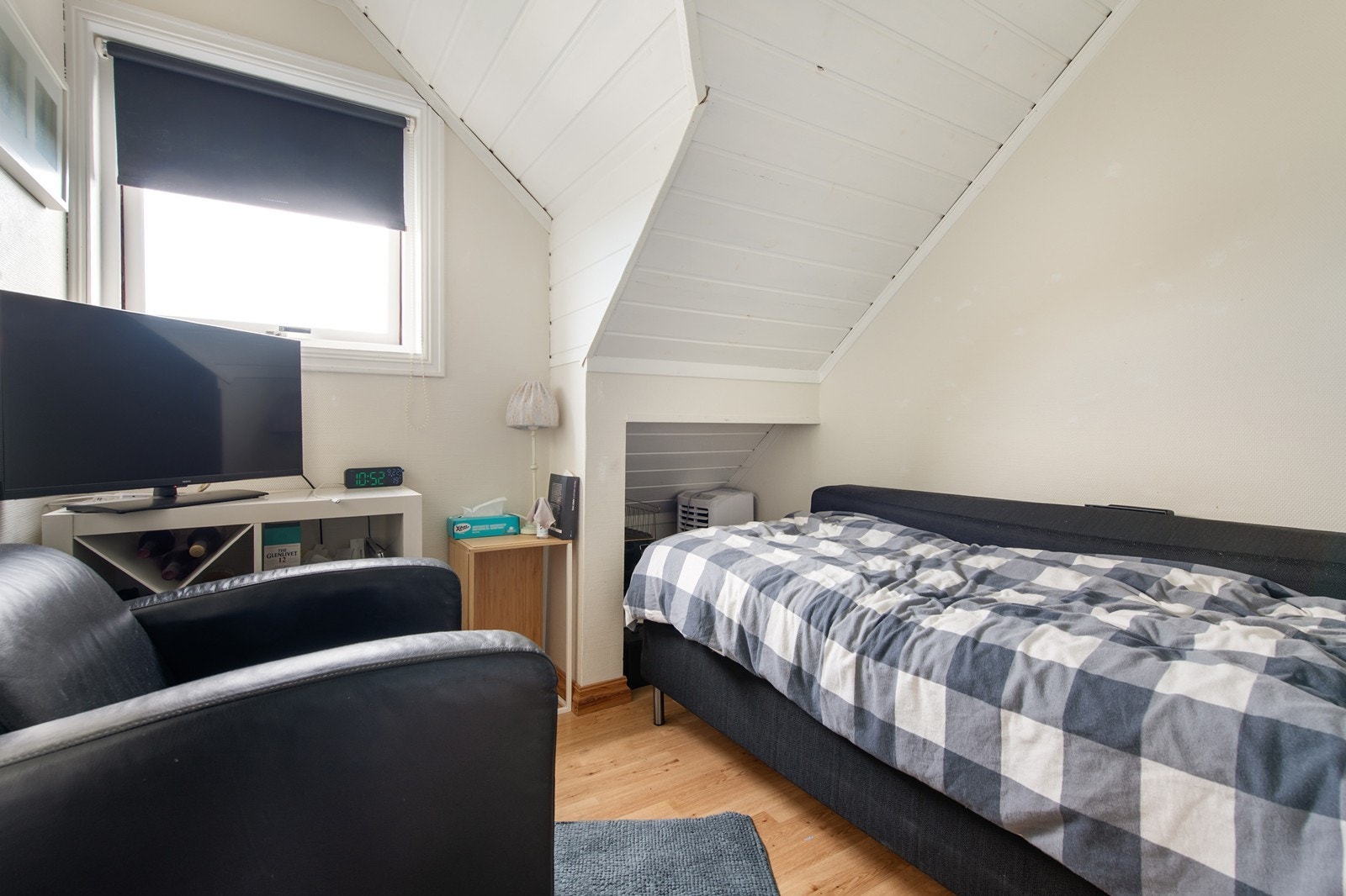 Utleiedelen inneholder 3 soverom detter er soverom nr 1 Galleribilde