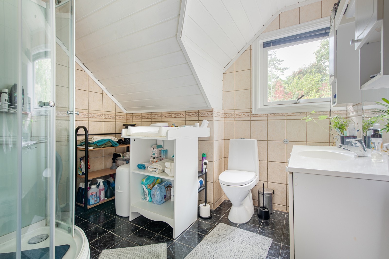 Badet er originalt fra 1997 - Badet er utstyrt med innredning med servant, toalett og dusjkabinett Galleribilde