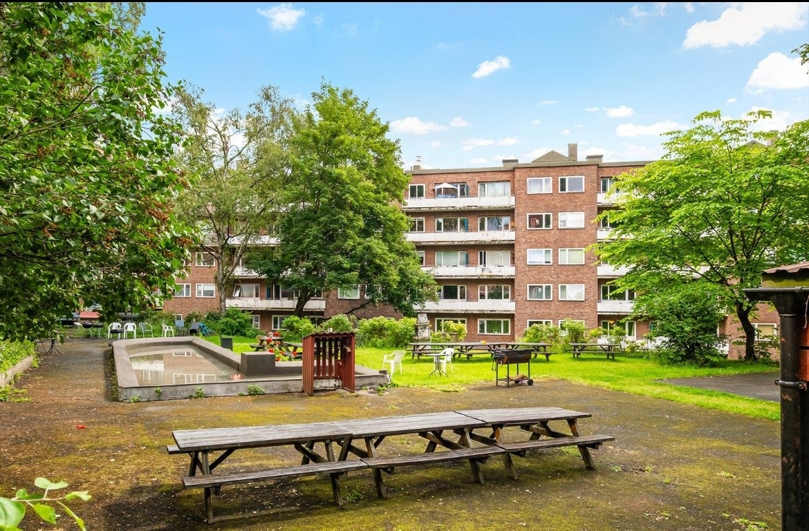 Bakgård Galleribilde