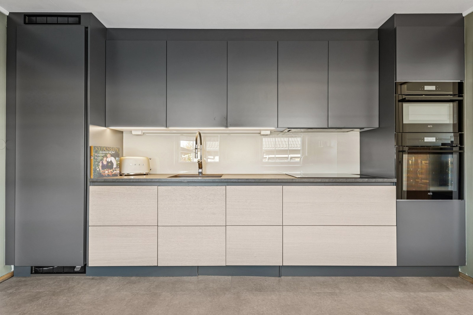 Moderne og stilrent kjøkken fra 2021. Galleribilde