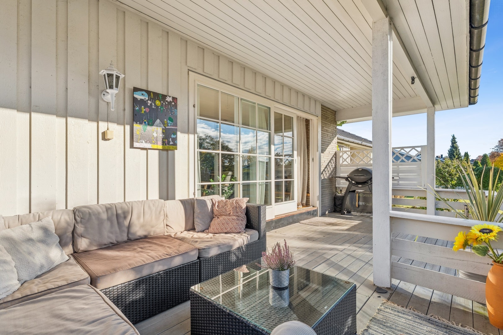 Overbygd terrasse som er en fin forlengelse av stuen i sommerhalvåret. Galleribilde