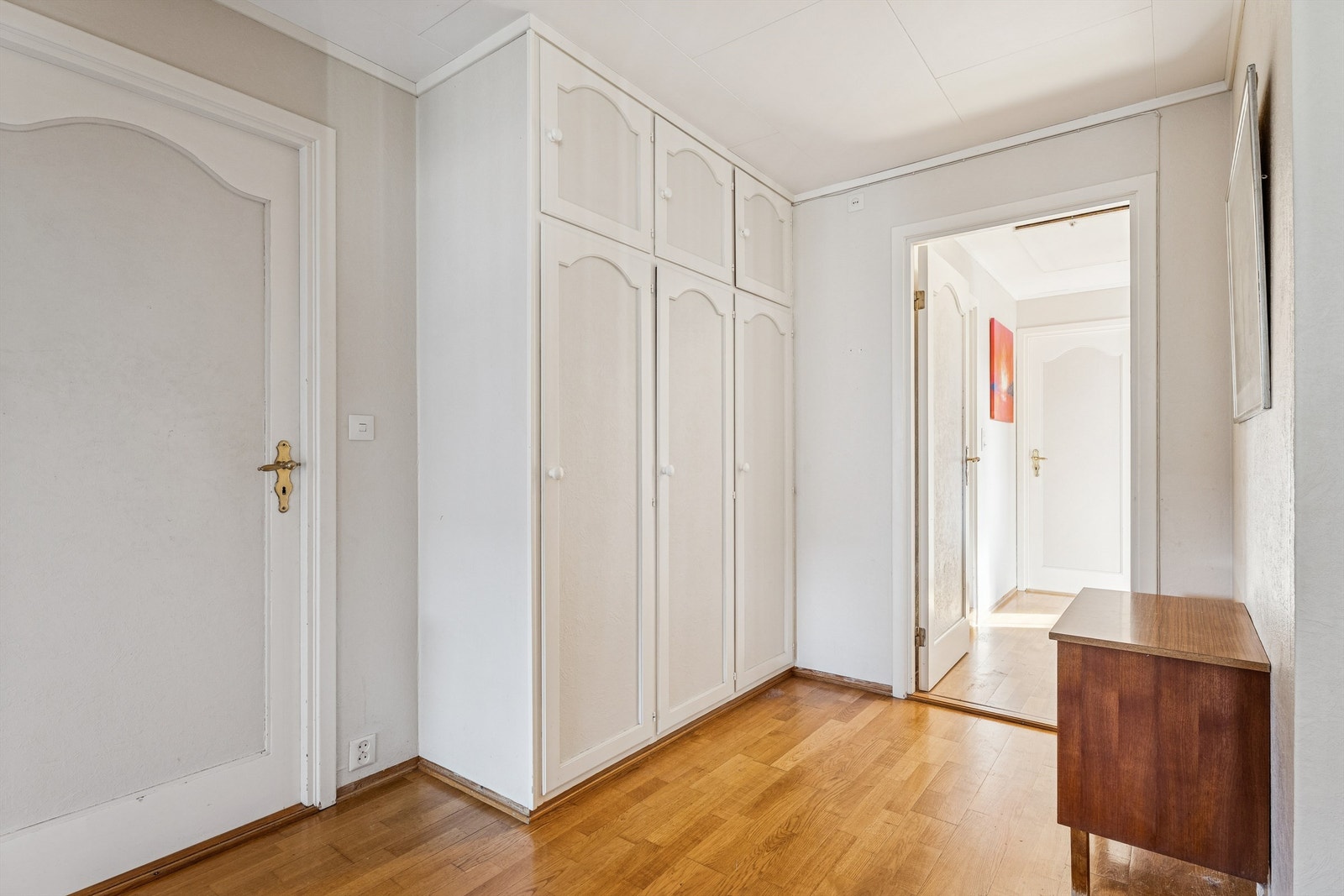 Gang i 1. etasje med adkomst til soverom og bad. Galleribilde