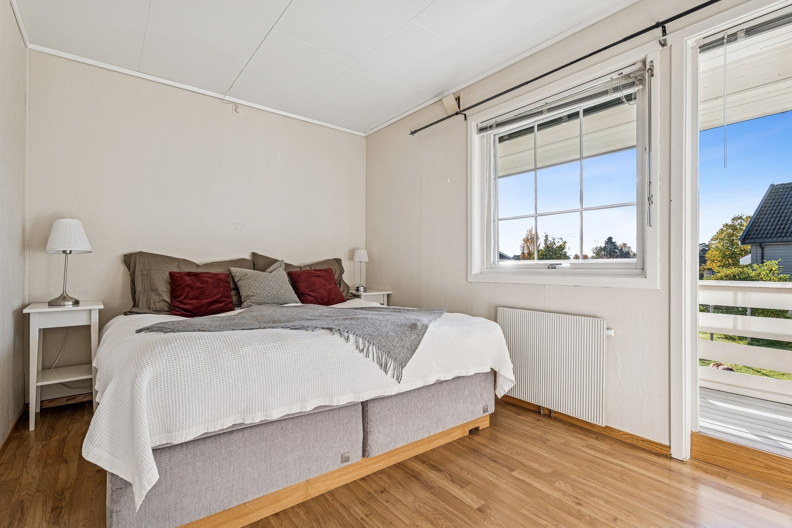 Soverom i 1. etasje med utgang til balkong. Galleribilde