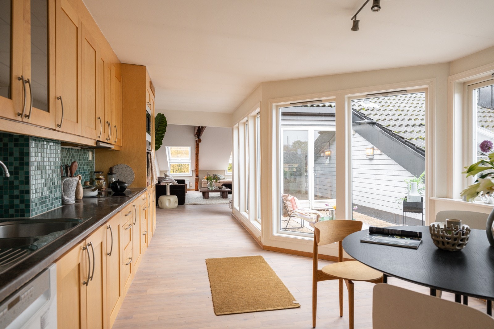 God standard med lys parkett på gulv (slipt og behandlet i 2025) og lysmalte overflater. Galleribilde