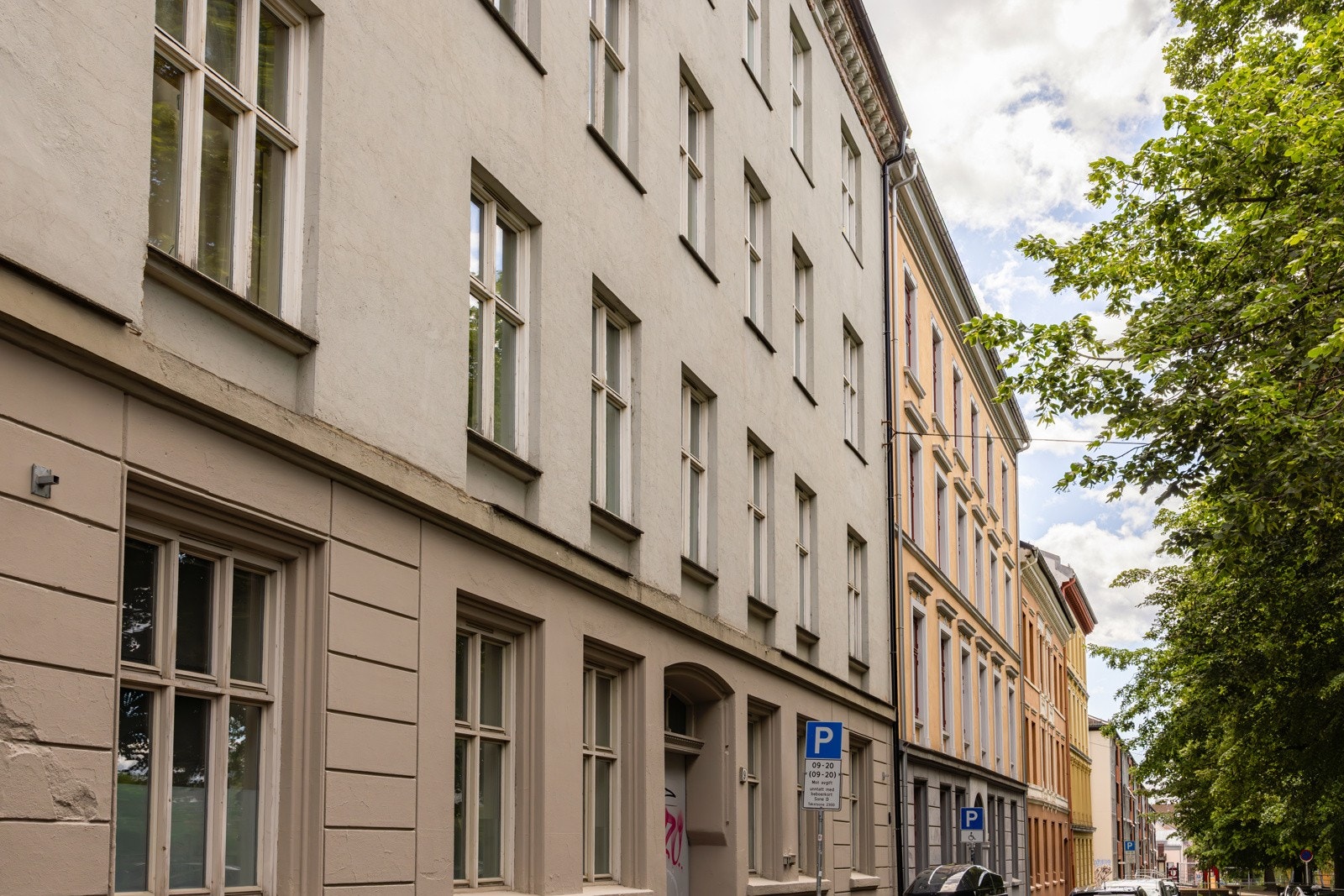 Fossveien er lenge blitt betraktet som en av de mest attraktive gatene på Grünerløkka. Her bor du tilbaketrukket og rolig, samtidig supersentralt med alt av kaféer, restauranter og butikker i umiddelbar nærhet. Galleribilde