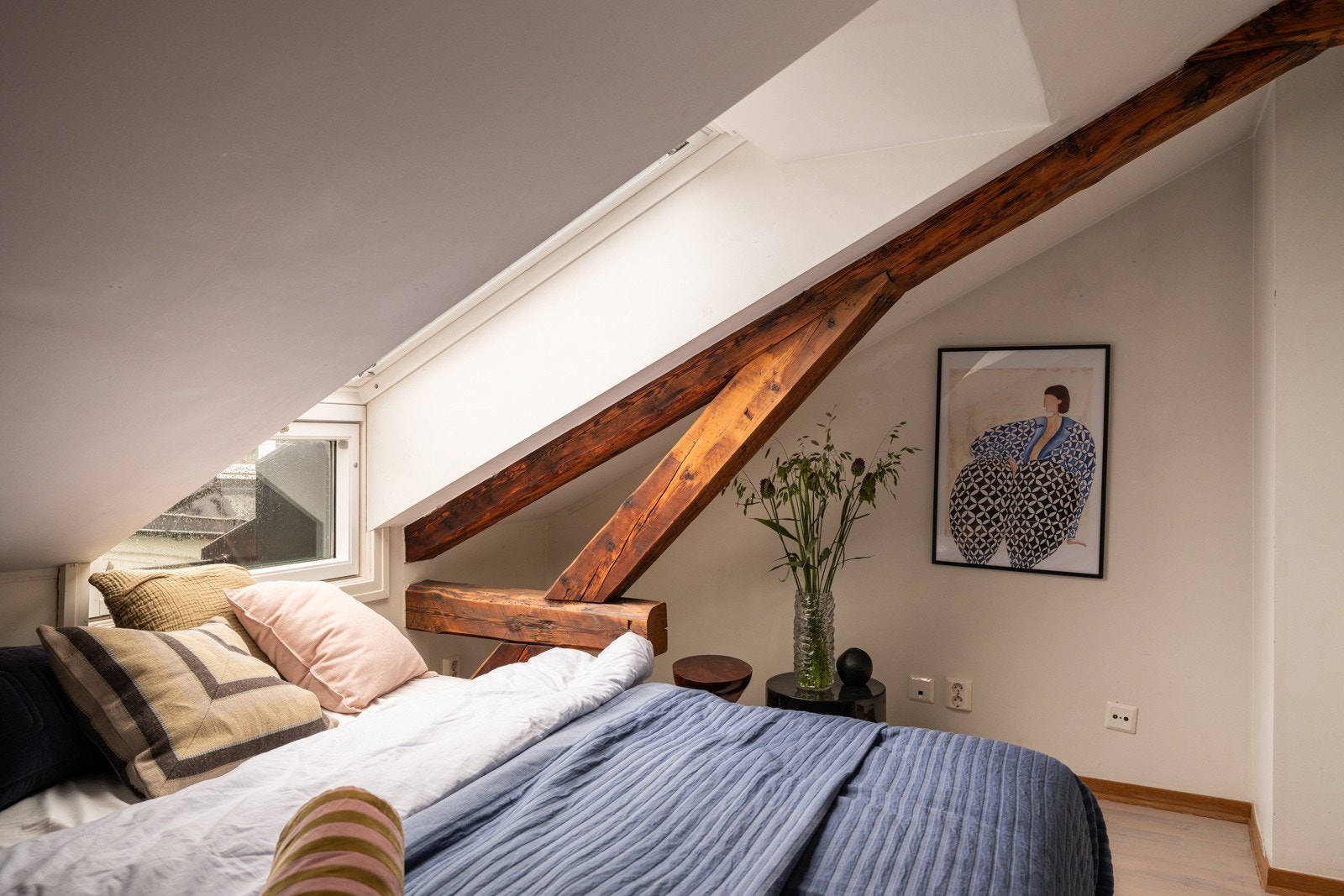 Soverommet har parkett på gulv (slipt og behandlet i 2025), lysmalte overflater og skjult elektrisk anlegg. De synlige originale takbjelkene gir rommet en lun og koselig atmosfære. Galleribilde