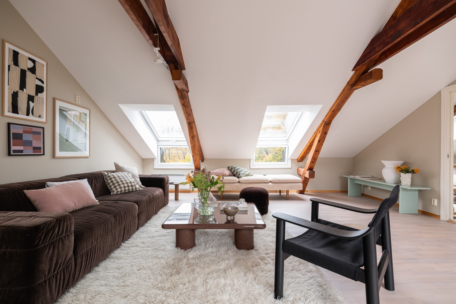 Stuen er det naturlige oppholdsrommet i leiligheten, og er et stort, lyst og fint rom. Galleribilde