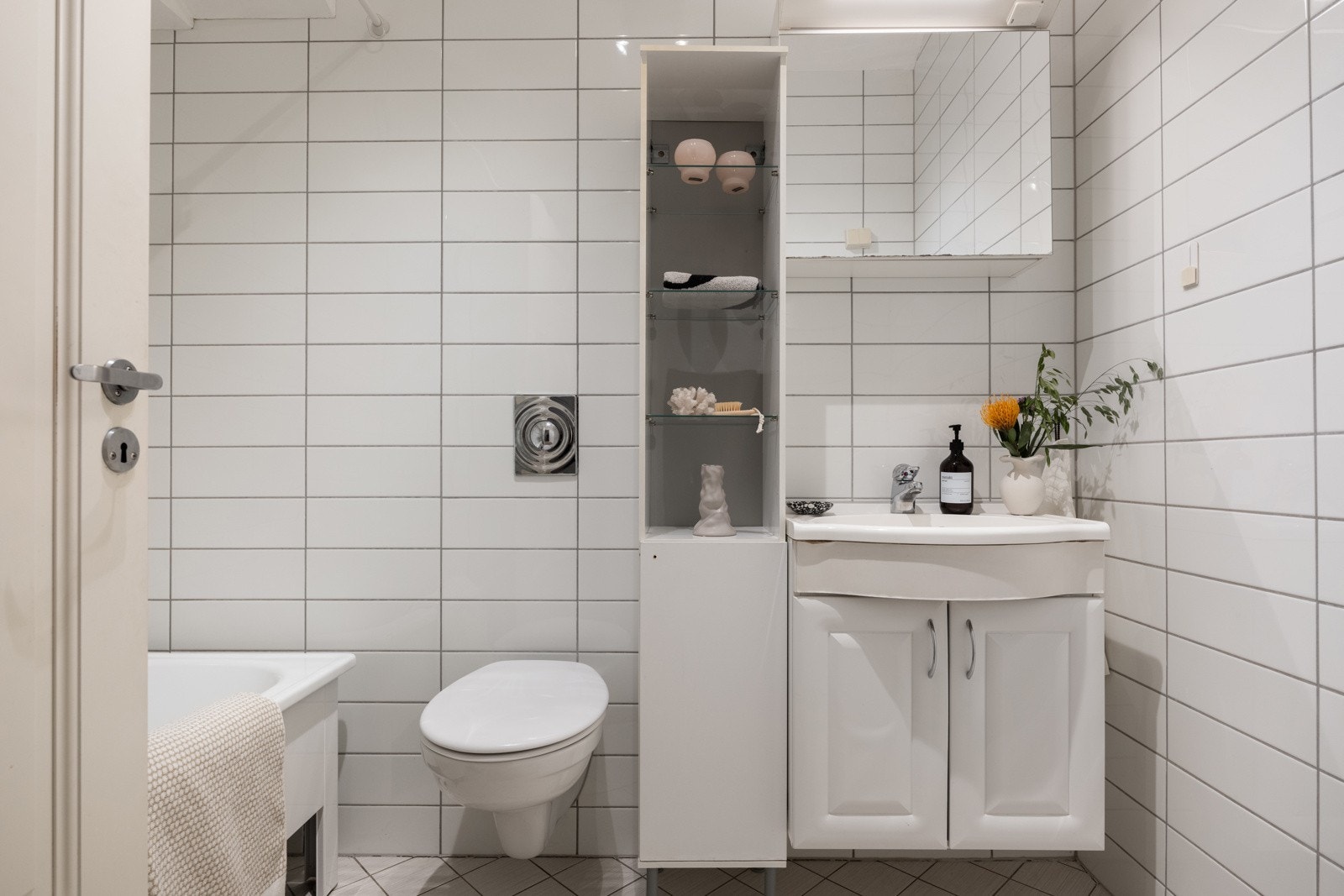 Leiligheten har et lyst og tidløst flislagt baderom fra 2004. Baderommet har fliser på gulv og vegger, varmekabler og elektrisk avtrekk plassert i himling. Det er også opplegg for vaskemaskin. Galleribilde