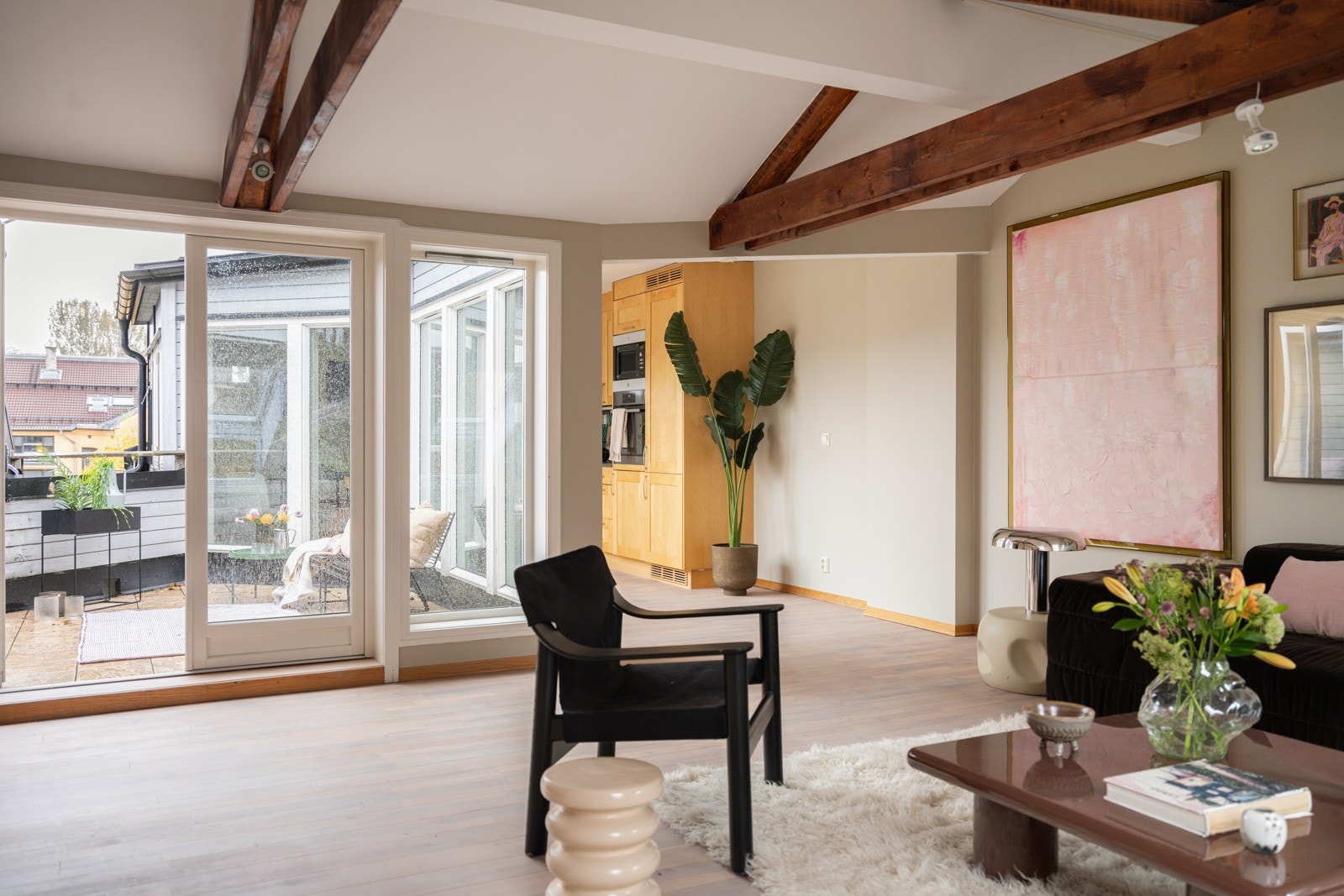 Det er også flotte synlige takbjelker som hører med i en loftsleilighet som denne. Galleribilde