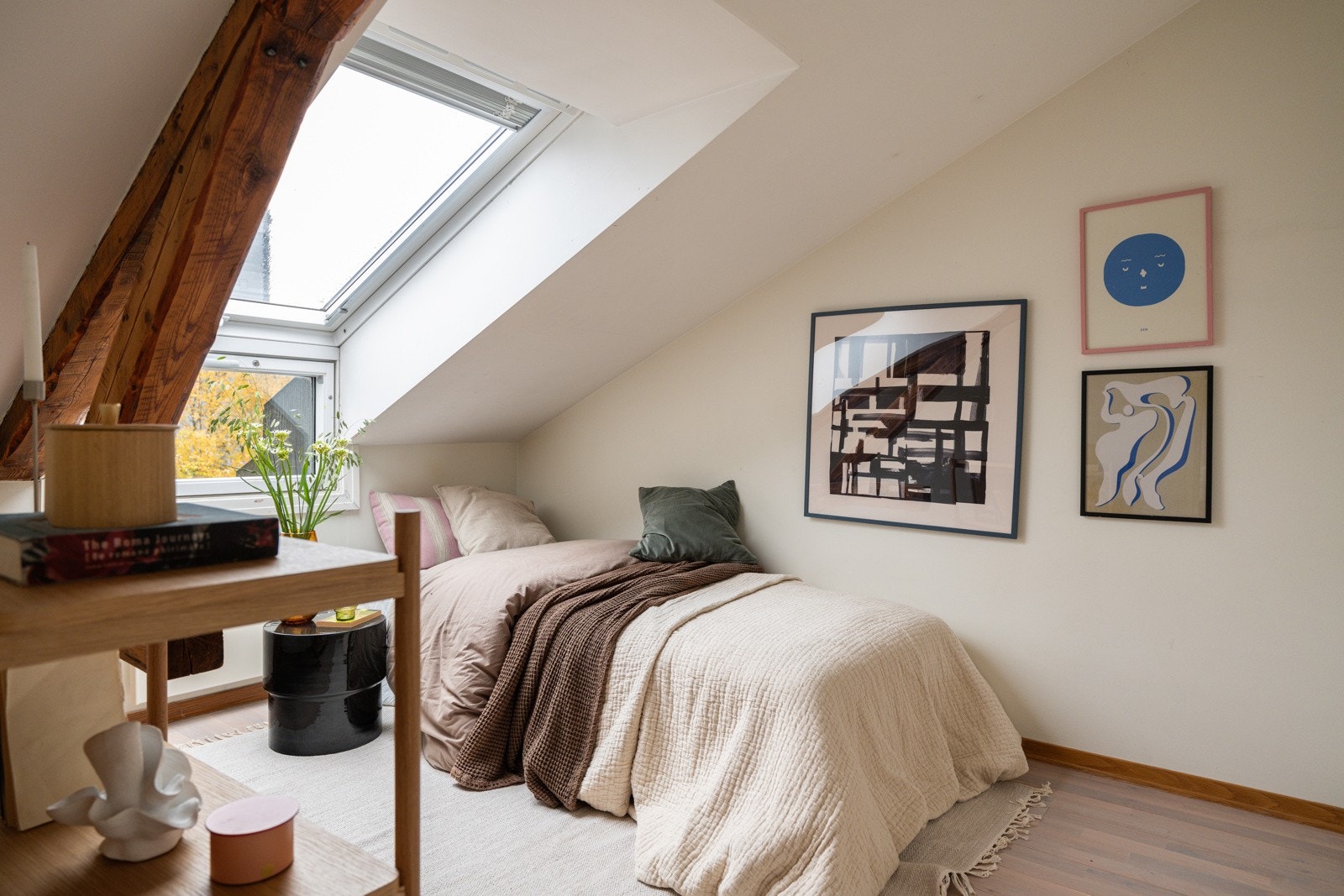 Soverom 2 er et lyst og koselig rom som passer perfekt som barnerom, gjesterom eller kontor. Galleribilde