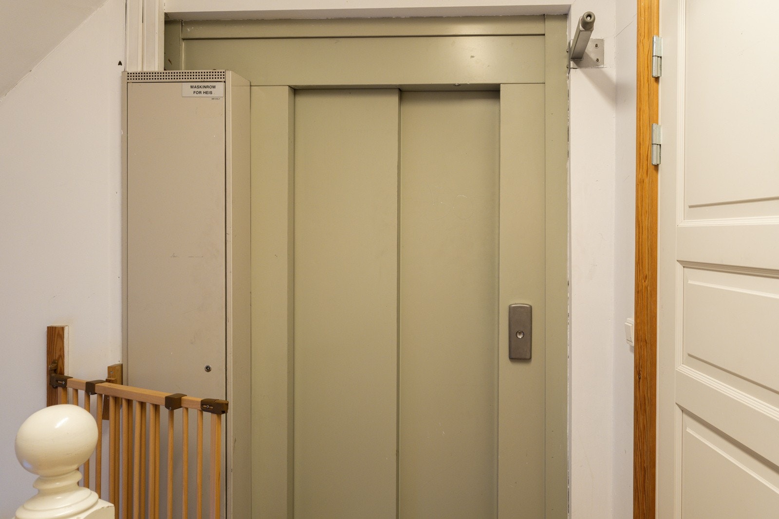 Du tar deg opp til leiligheten i byggets topp-/loftsetasje (5. etasje) via felles trapperom med heis. Galleribilde