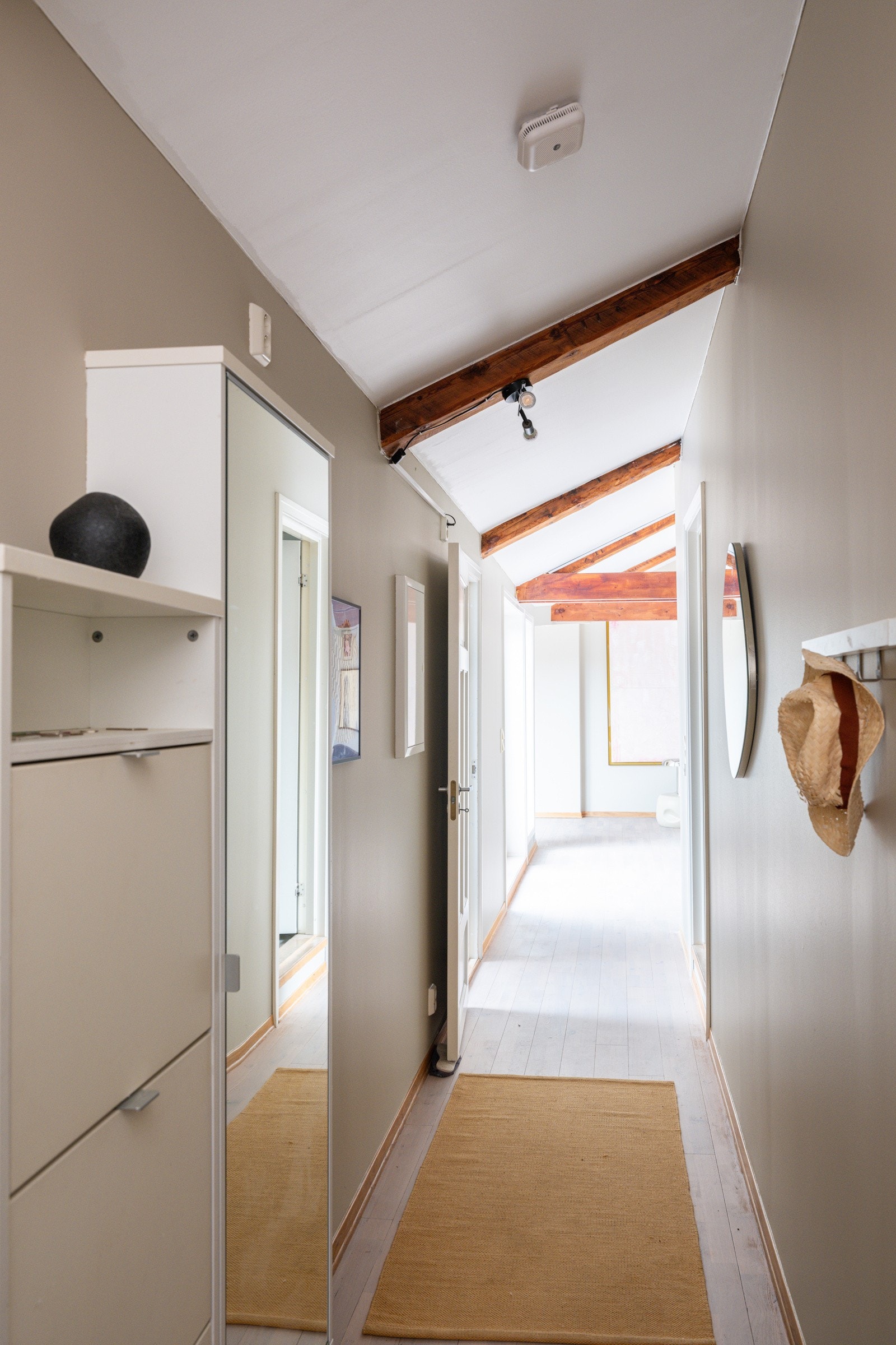 Montert porttelefon og sikringsskap med automatsikringer på vegg. Galleribilde