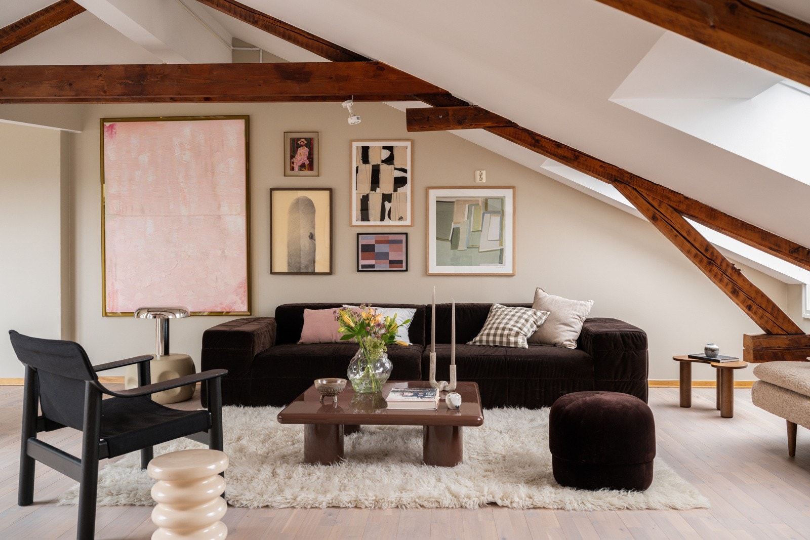 Lysinnslippet sammen med den gode takhøyden på opptil ca. 2,85 meter bidrar til en god og luftig romfølelse. Galleribilde