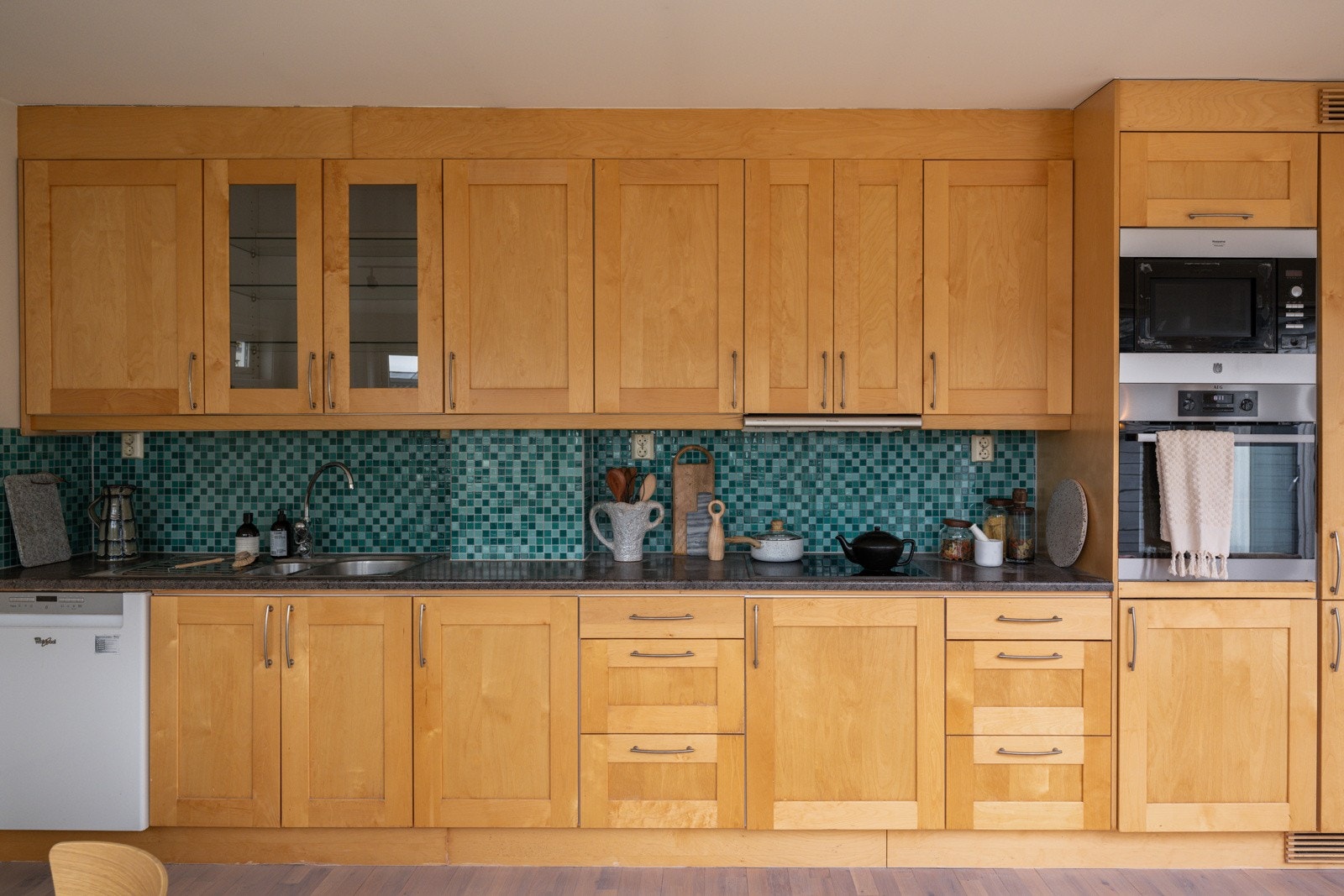 Kjøkkenet er fullt utstyrt med hvitevarer som medfølger i handelen. Medfølgende hvitevarer som nedfelt platetopp, ventilator, stekeovn og mikrobølgeovn i høyskap, oppvaskmaskin og kjøleskap med frysedel. Galleribilde