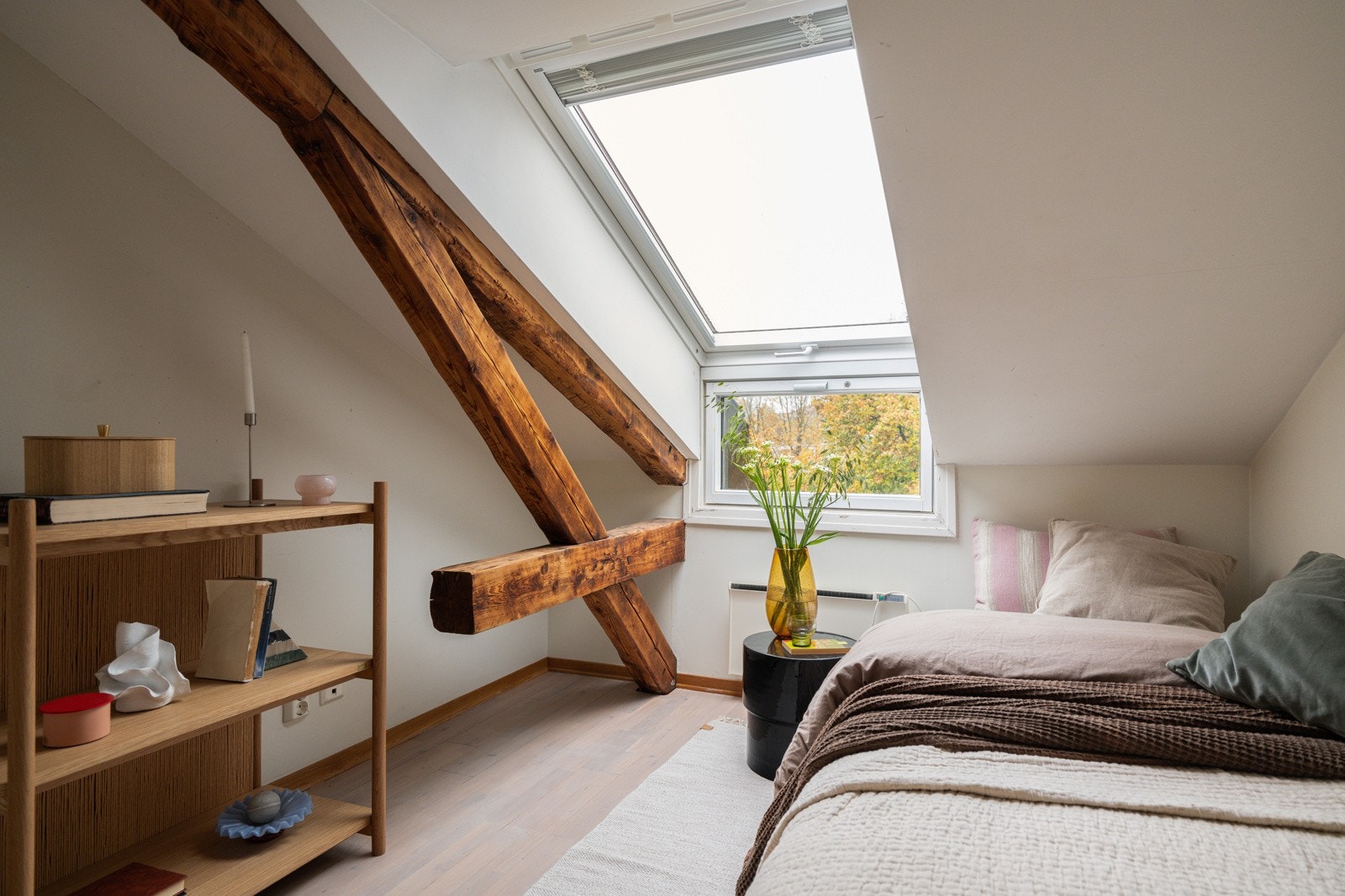 Også dette soverommet har et stort vindu som slipper inn fint lys. Fra soveromsvinduet er det flott utsikt mot den frodige vegetasjonen rundt Akerselva. Galleribilde