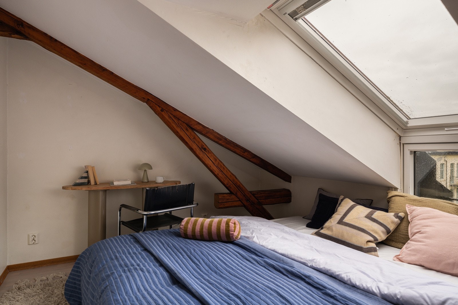 På soverommet har du naturlig plass til dobbeltseng, samt ytterligere plass til kontorpult eller kommoder. Galleribilde