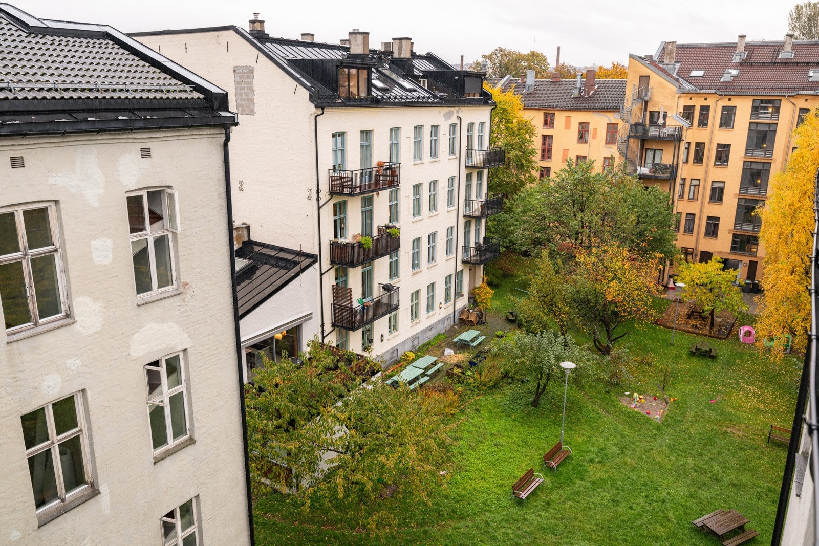 Takterrassen vender ut mot den fine bakgården. Galleribilde