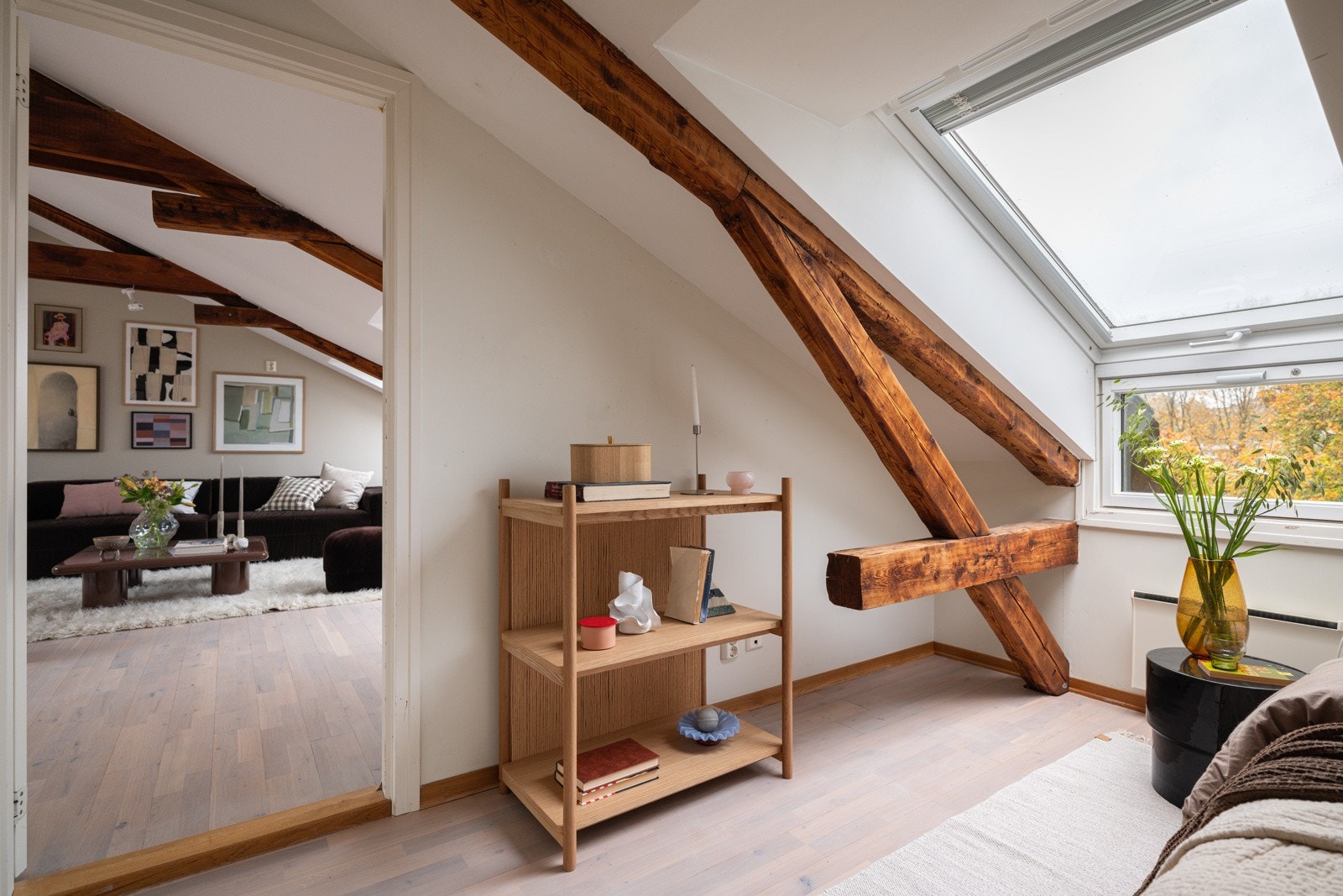 Soverommet har lys parkett på gulv (slipt og behandlet i 2025), lysmalte overflater og synlige takbjelker. Galleribilde