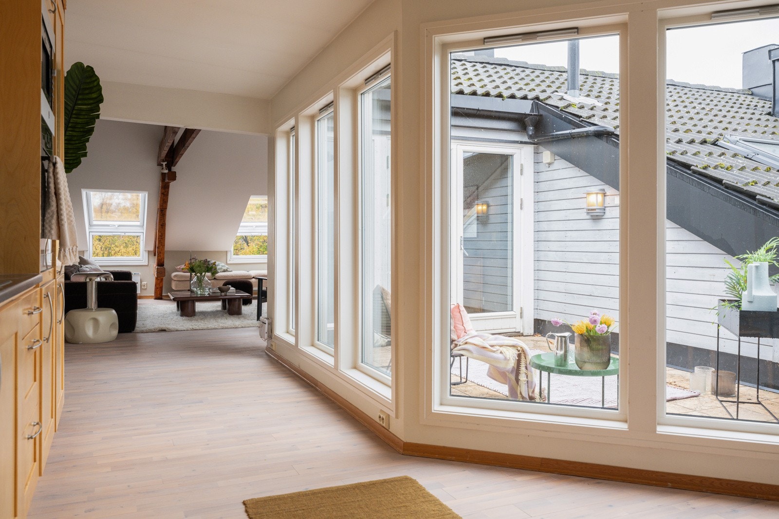 Kjøkkenet ligger i en fin delvis åpen løsning med stuen. Flere vinduer på rad og rekke sørger for rikelig med naturlig lys, samtidig som det ikke er noe innsyn. Galleribilde