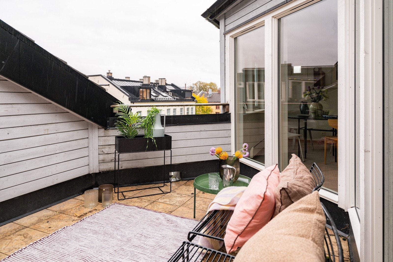 Beliggenheten på taket sørger for gode solforhold store deler av dagen. Her sitter du høyt, fritt og solrikt uten innsyn. Galleribilde