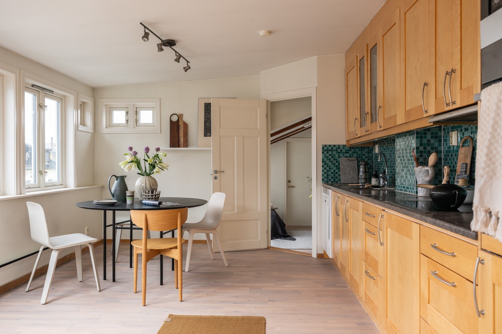 Spisestuen ligger i naturlig tilknytning til kjøkkenet. Galleribilde