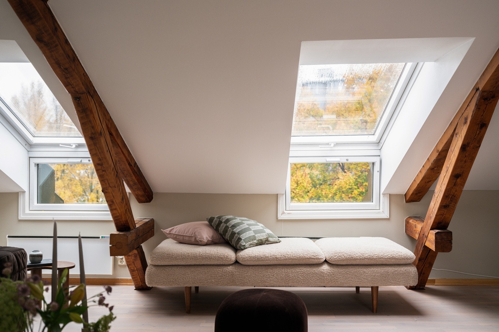 Den gjennomgående planløsningen med flere store vinduer ut mot terrassen og takvinduer i andre enden, sørger for rikelig med naturlig lys. Galleribilde