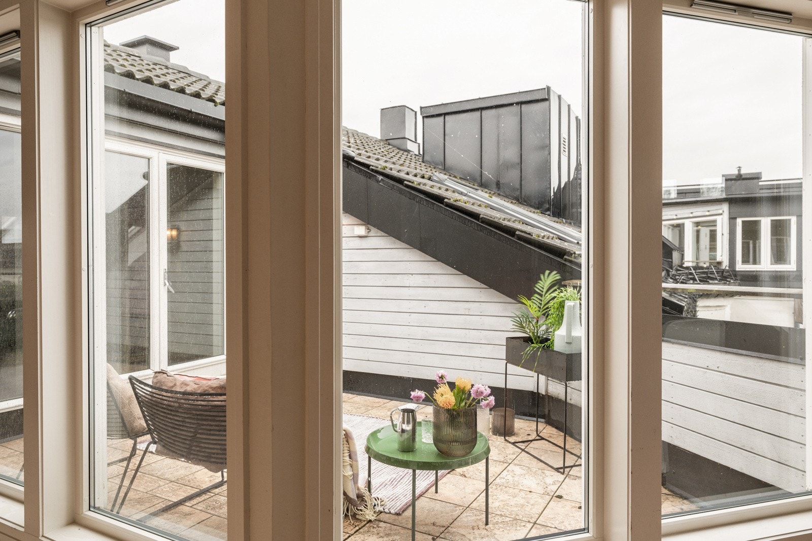 Fra stuen har du doble dører ut til en flott og solrik privat takterrasse på ca. 8m². Galleribilde