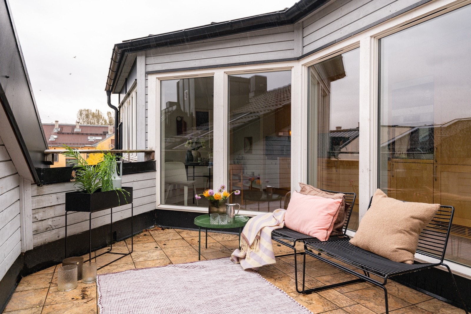 Takterrassen har flislagt gulv og god plass til sittegruppe etter eget ønske og behov. Det er også montert utebelysning og stikkontakt. Galleribilde