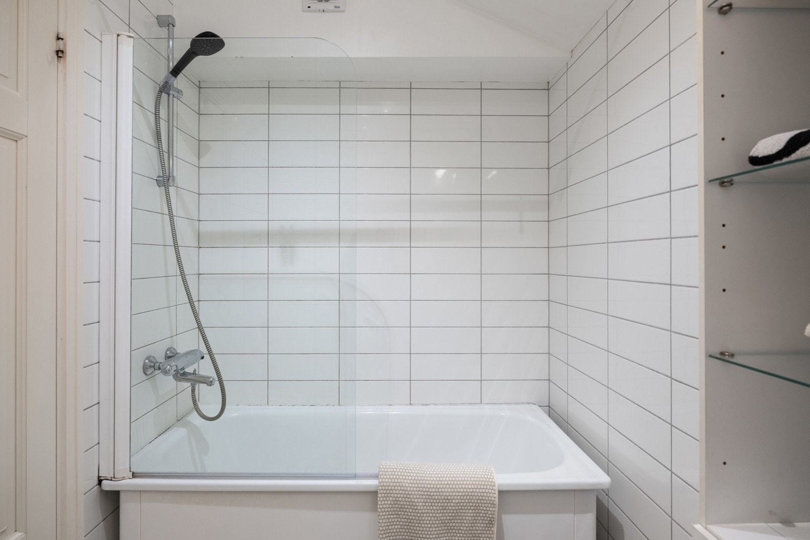 Baderommet er utstyrt med lys servantinnredning, speilskap med belysning over, ekstra høyskap, badekar med glassvegg og vegghengt dusj, samt vegghengt toalett. Galleribilde