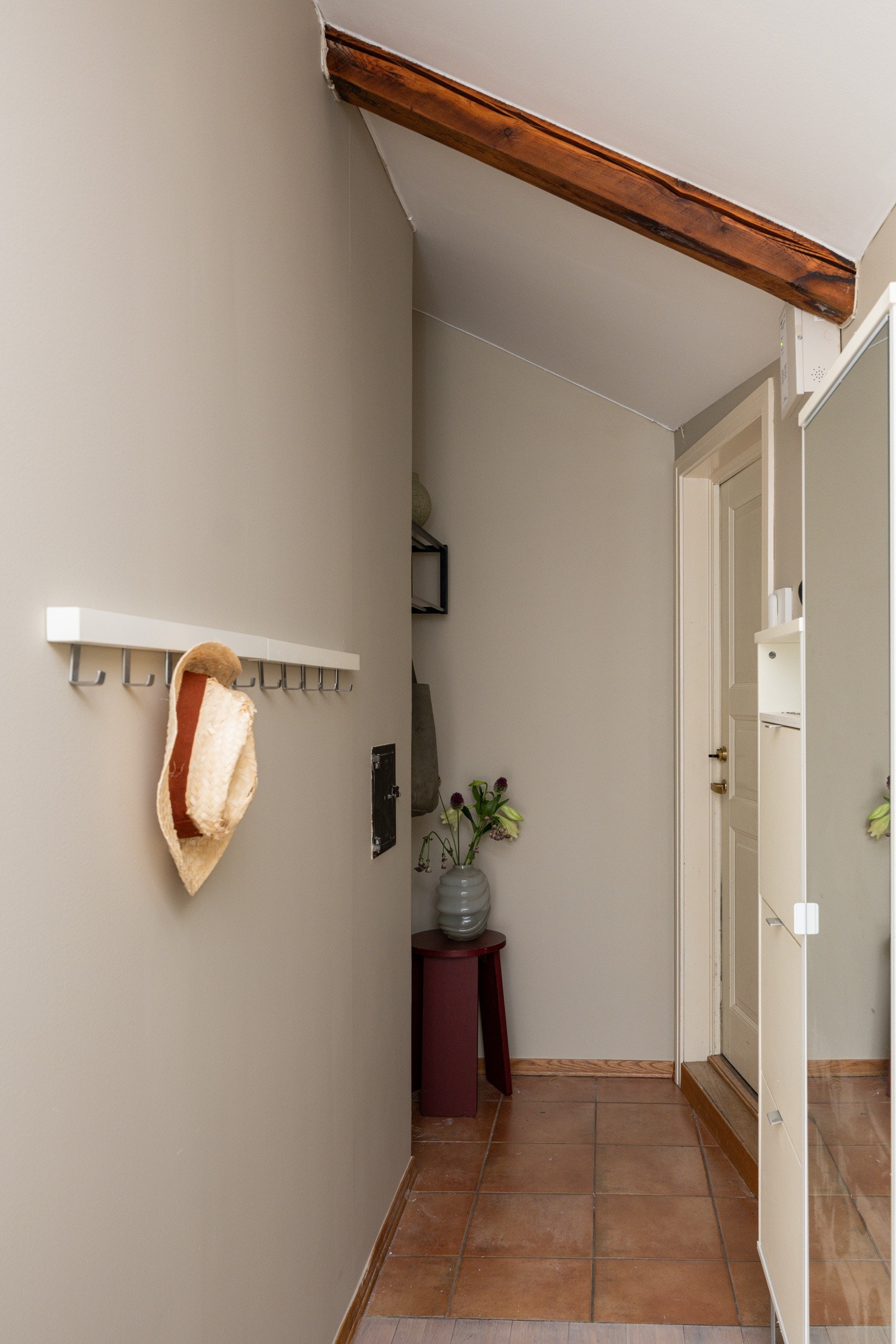 Når du entrer leiligheten, kommer du inn i en praktisk entré med flislagt gulv. Galleribilde