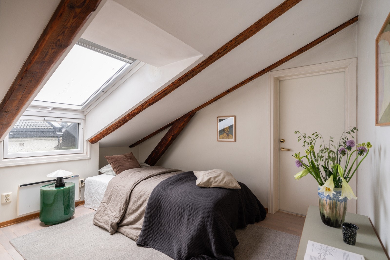 Innenfor kjøkkenet er det et rom som i dag er innredet som et soverom. Det gjøres oppmerksom på at rommet er definert som disp.rom (boligens tilleggsdel) i byggetegningen, så rommet er derfor ikke godkjent som rom for varig opphold (boligens hoveddel). Galleribilde