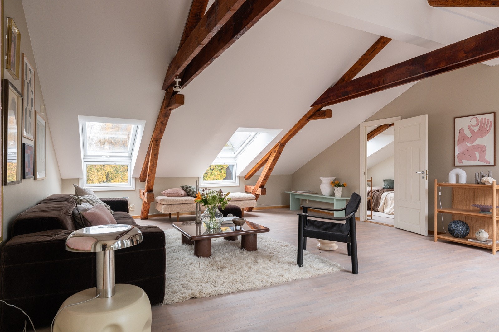 En lys og hyggelig 3(4)-roms loftsleilighet innredet i 2004. Galleribilde