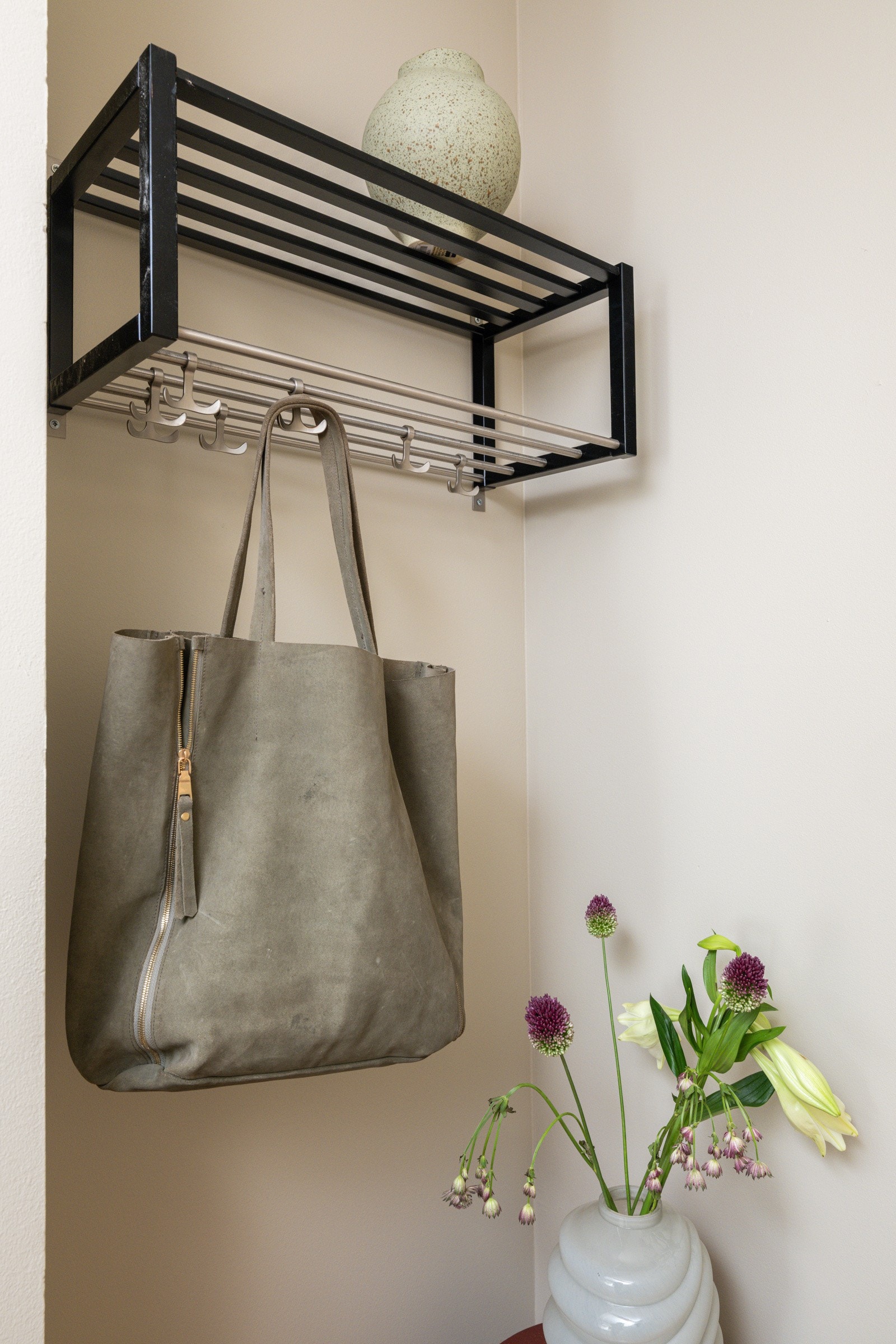 I entréen er det plass til sko i medfølgende skoskap og skap med speildør, samt en nisje med plass til oppheng av yttertøy. Galleribilde