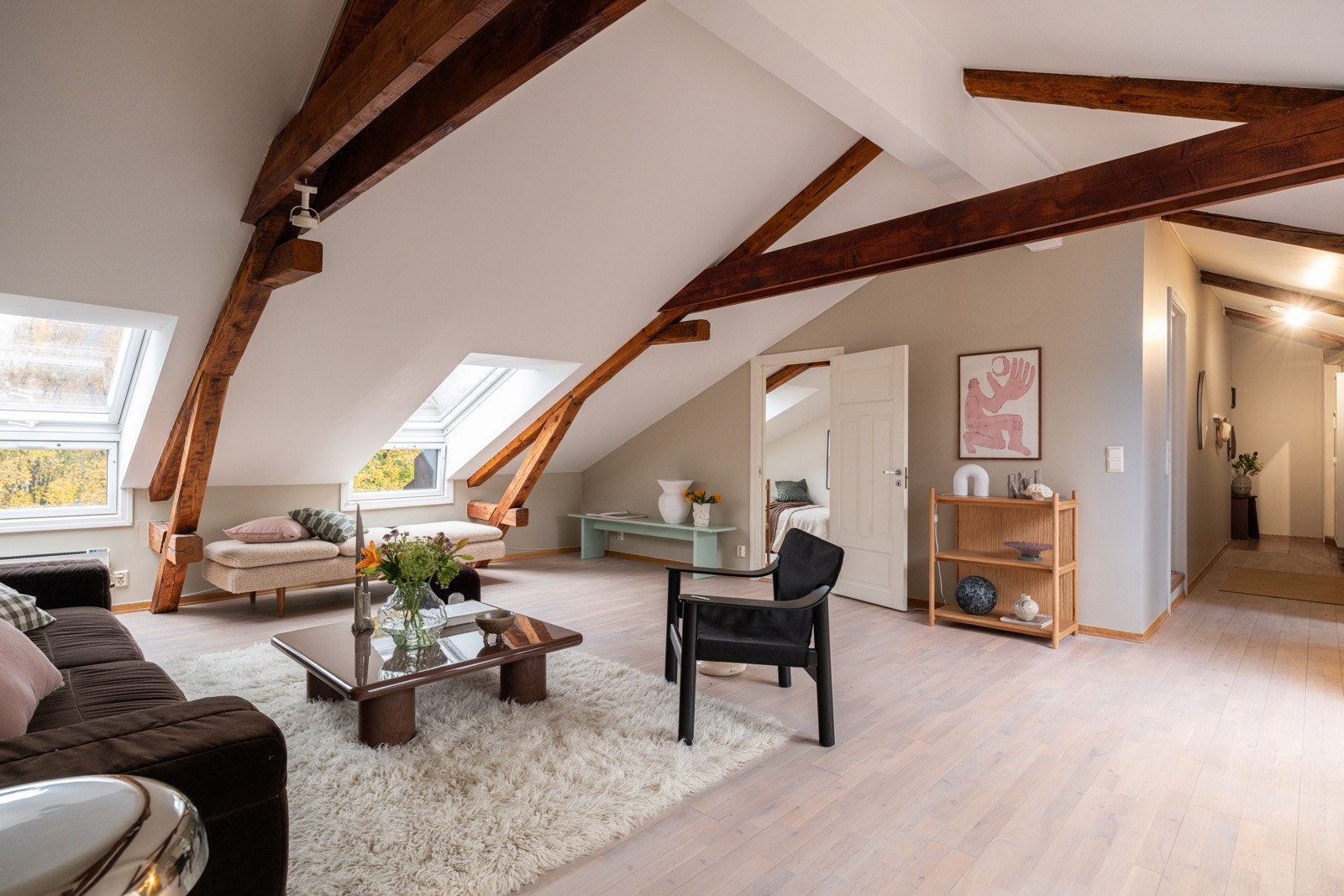 Leiligheten ligger i byggets topp-/loftsetasje (5.etasje med heis), og har en god planløsning med stue, kjøkken med spisestue, 2 soverom, baderom og rom innredet som soverom (ikke godkjent). Galleribilde