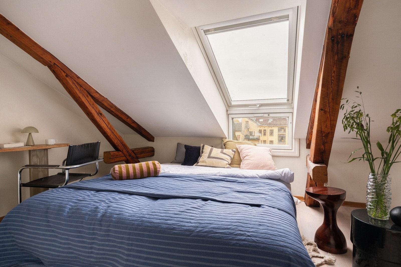 Leiligheten har et lyst og hyggelig hovedsoverom som vender mot rolig bakgård. Den store vindusflaten slipper inn rikelig med naturlig lys, samtidig som det ikke er noe innsyn og himmelrik utsikt. Galleribilde