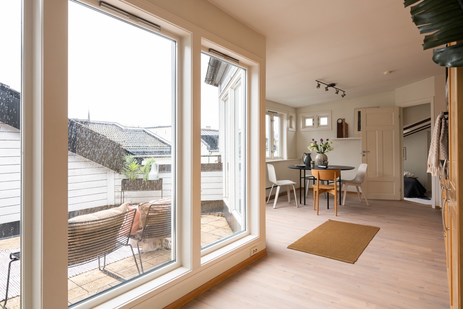 Kjøkkenet ligger i en fin delvis åpen løsning med stuen. Galleribilde