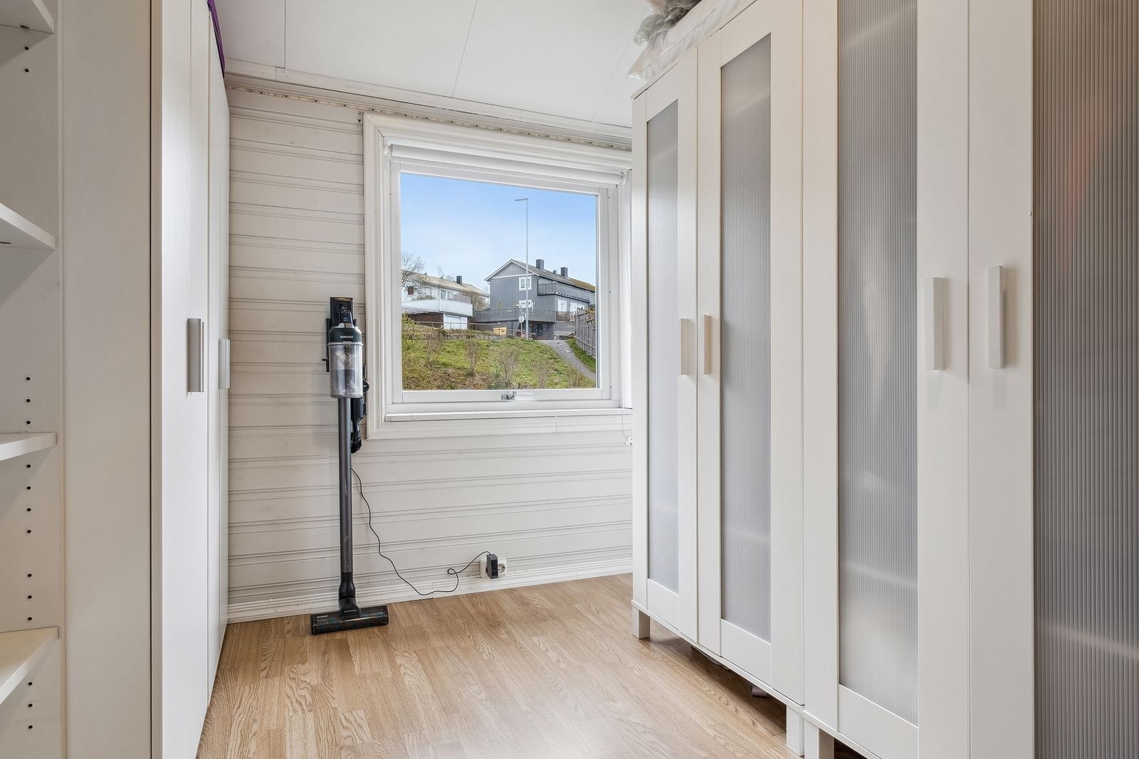 Soverom 2 som benyttes som garderobe Galleribilde