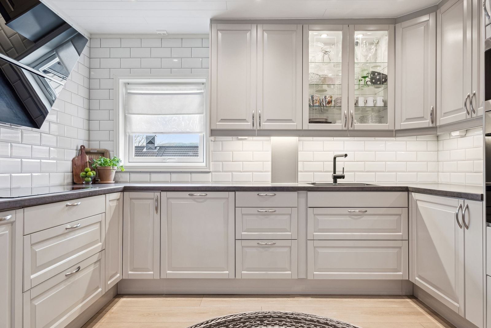 Kjøkken fra 2019 med innebygde hvitevarer Galleribilde