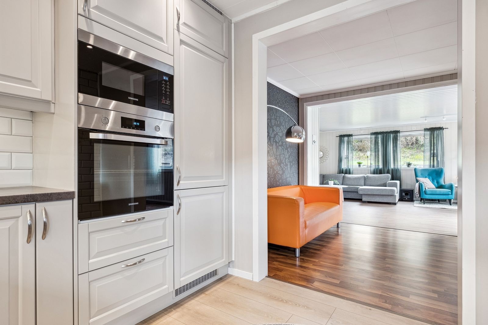 Kjøkken mot stuer Galleribilde