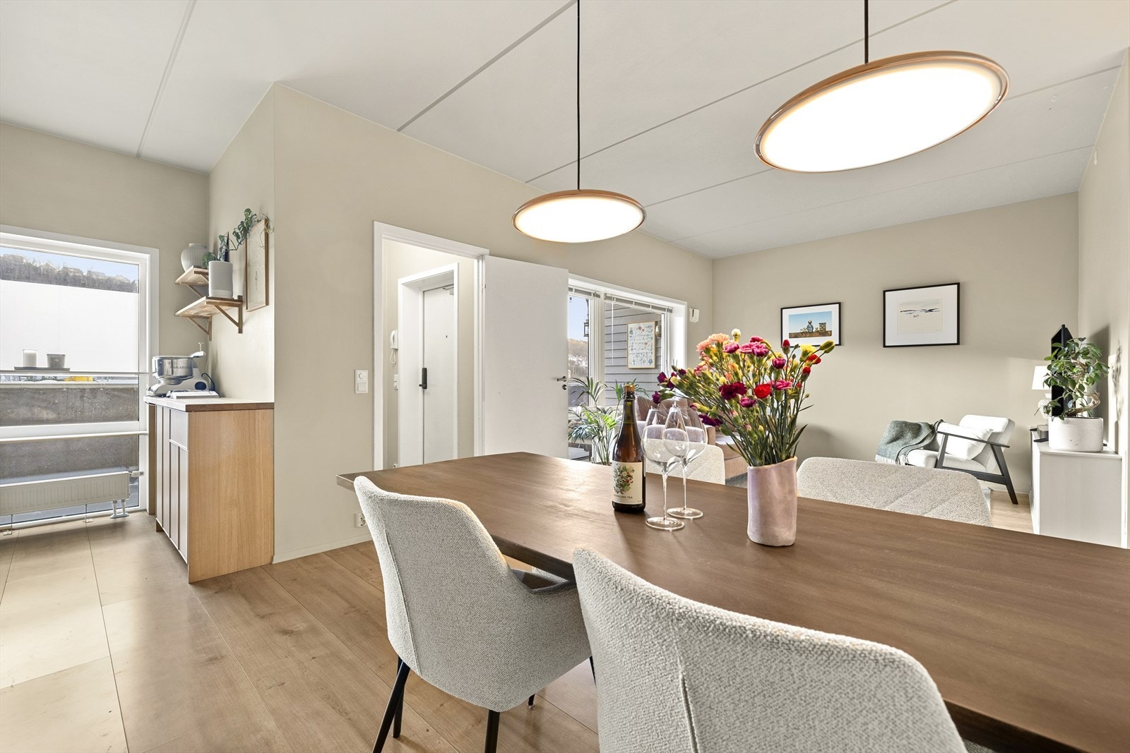 Vi går inn i varmen igjen. Både strøm, oppvarming og varmtvann (A.konto) er inkl. i felleskostnad. Galleribilde