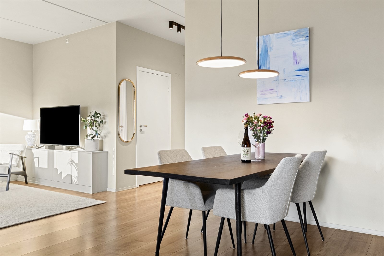 Leiligheten har 1-stavs parkett og lysmalte vegger. Galleribilde