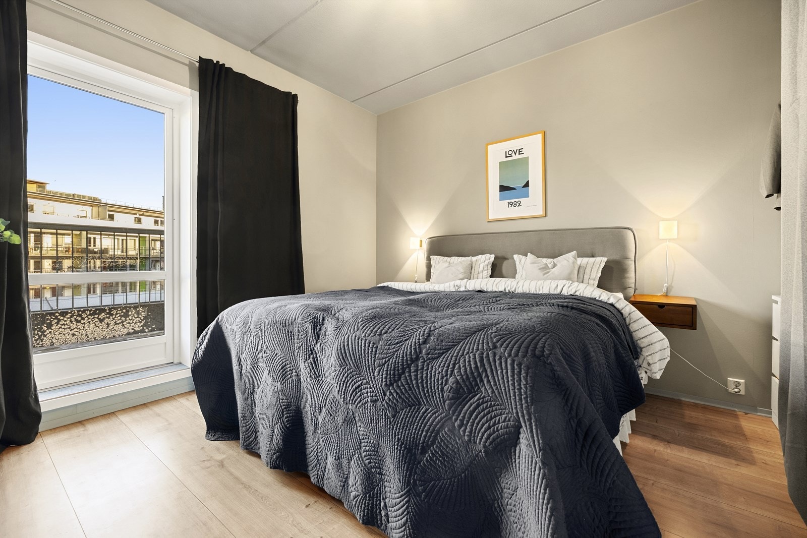 Leiligheten har to gode soverom. Hovedsoverommet har god plass til dobbeltseng, nattbord og garderobe. Galleribilde