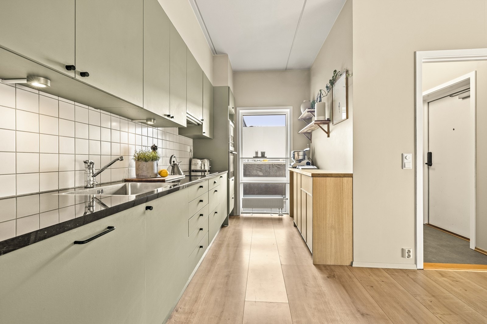 Kjøkkenet er velutstyrt og perfekt for hobbykokken. Galleribilde