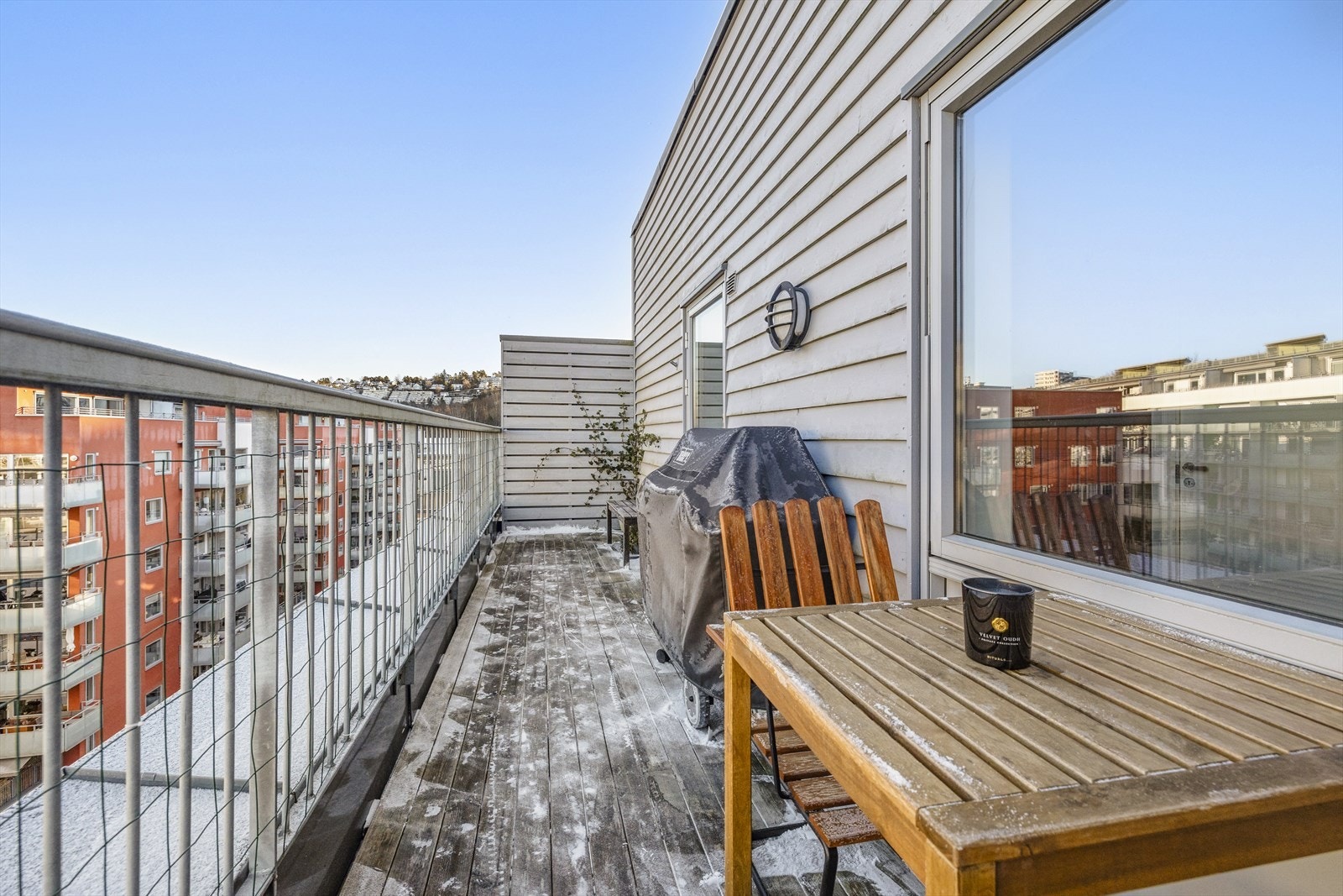 Terrassen har god plass til flere sittegrupper samt tilhørende møblement. Galleribilde